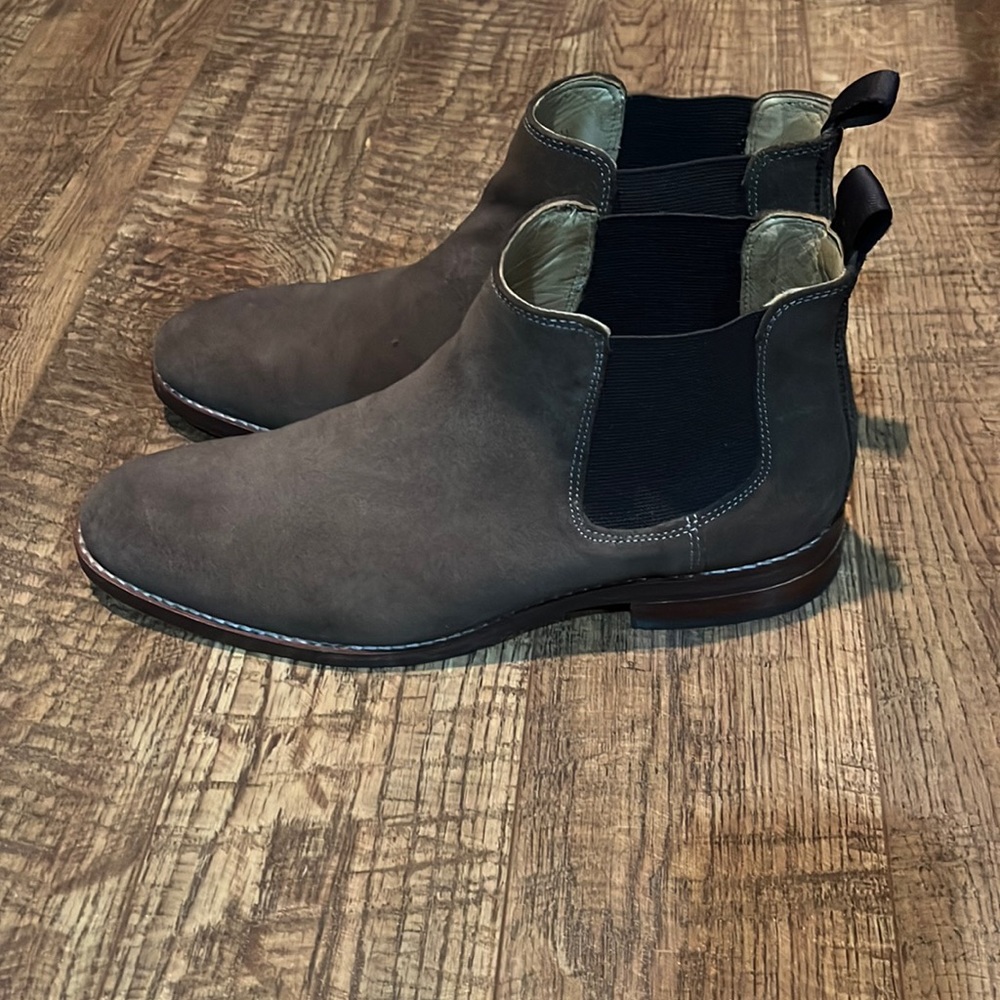 Dark brown 100% suede size 9 Chelsea boots by Johnston & Murphy